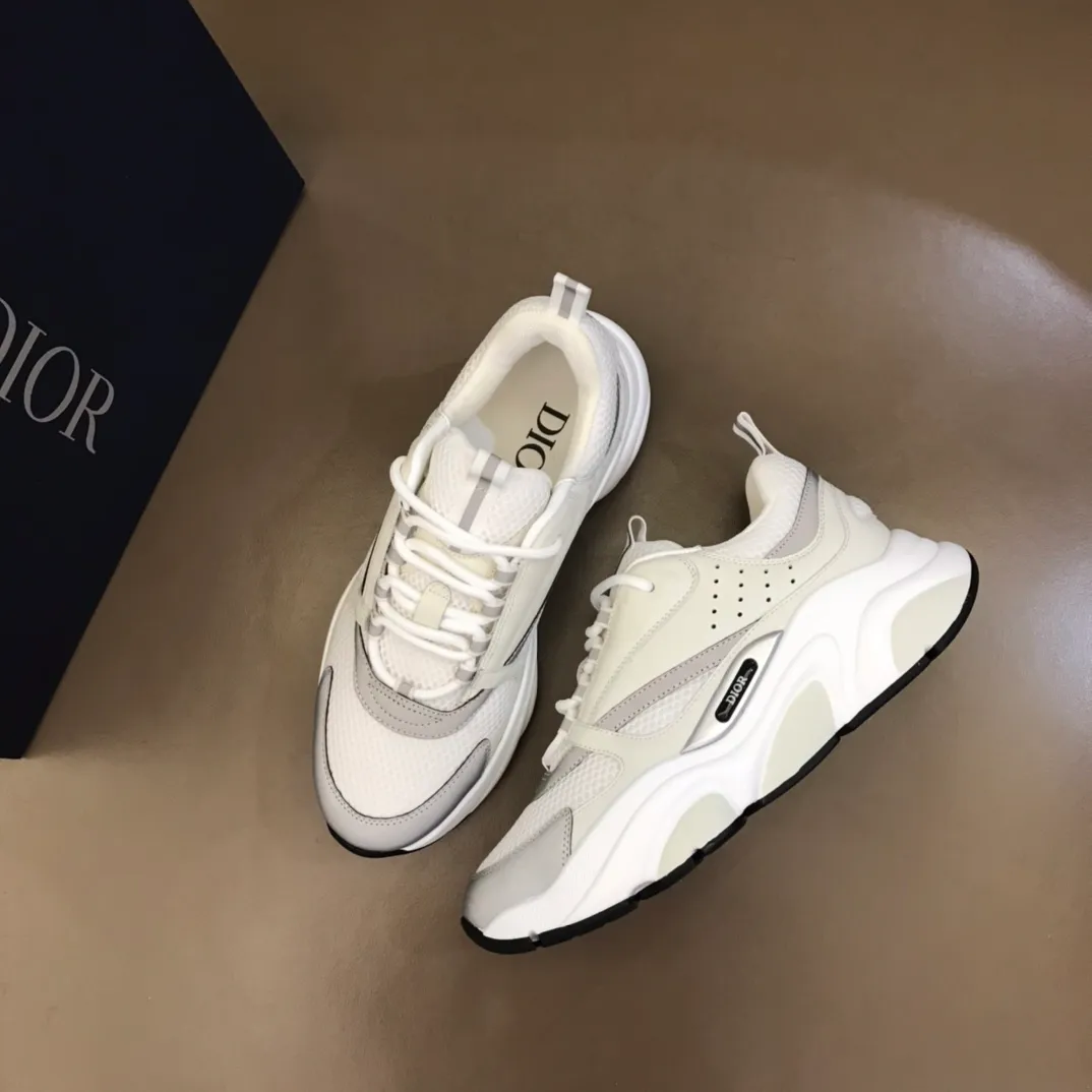 Factory price: 480💰 ◾️▫️Dior D®️ x 🆕 (high version) B22 men's jogging fashion sneakers, this single product draws inspiration from retro jogging shoes. It adopts a thick low-top design, with an upper made of black cow leather and mesh fabric, and a black and white engraved rubber sole. Black mesh fabric tongue and heel counters complement black laces, with an embossed "Di~r" logo embellishment on the side. These sneakers can be mixed and matched with a classic suit for a sporty chic look! Size: 39-45 (38, 46 can be customized)